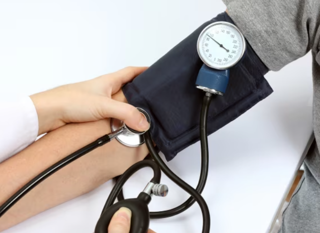 Dyfishohet numri i fëmijëve dhe adoleshentëve që vuajnë nga tensioni i lartë