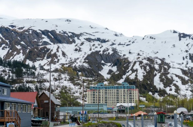 Qyteti nën një çati! Whittier, aty ku banorët jetojnë të gjithë në një ndërtesë