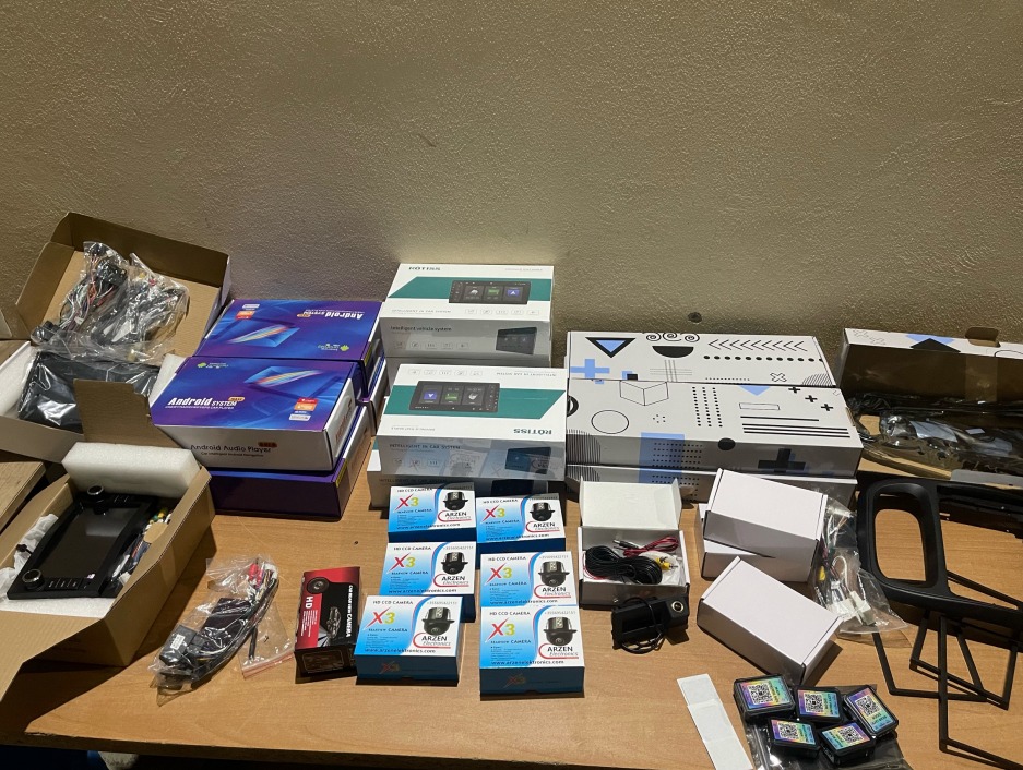 Veshmbathje e pajisje teknologjike, mall “në të zezën” kapet nga Doganat