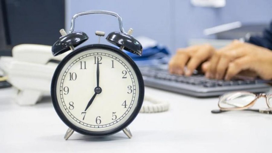 Studimi: Nisja e punës para orës 8 mund të dëmtojë shëndetin dhe ul produktivitetin