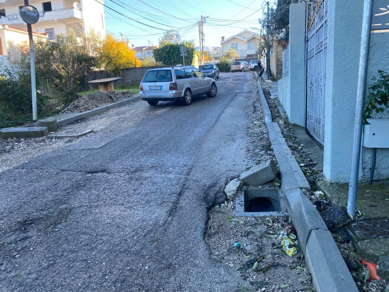 Qytetari denoncon gjendjen e degraduar të rrugës “Fuat Toptani