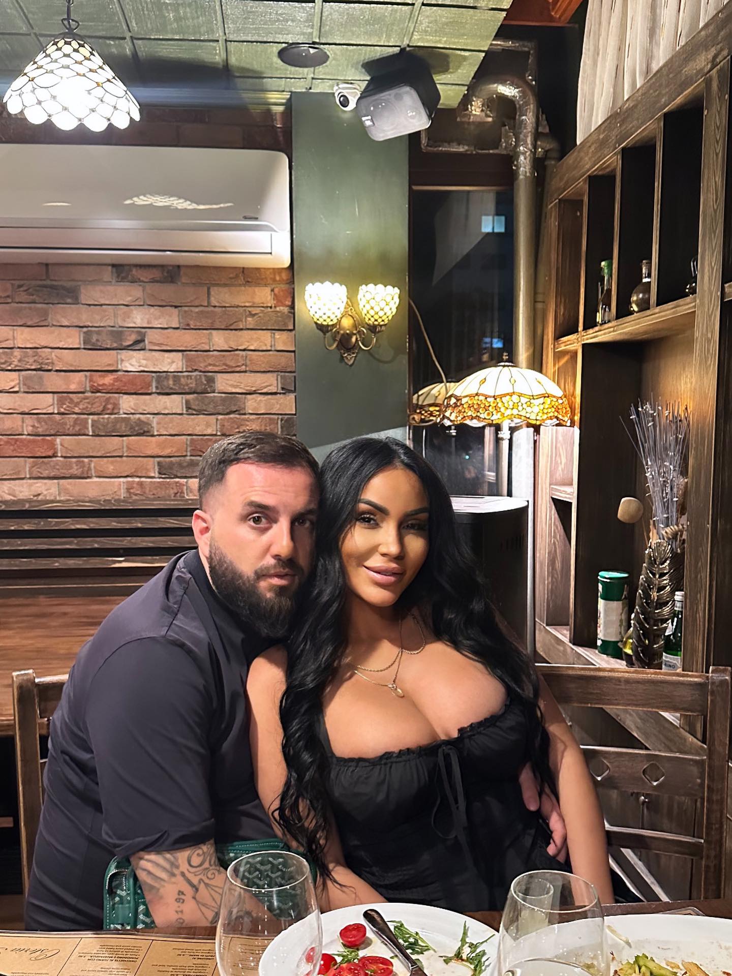 “Dashuria ime” – Fjolla Morina prezanton partnerin e ri, shfaqen duke u puthur në publik