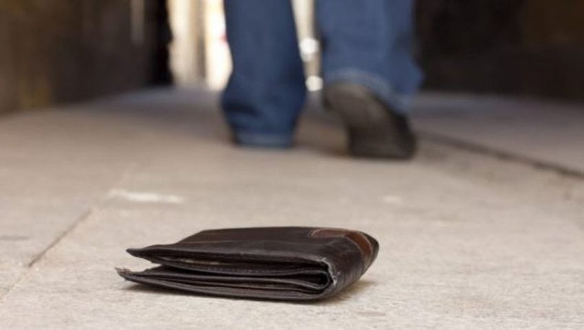 Qytetari në Istog e dorëzon në polici kuletën me mbi 3 mijë euro që e gjeti në rrugë, i kthehen pronarit