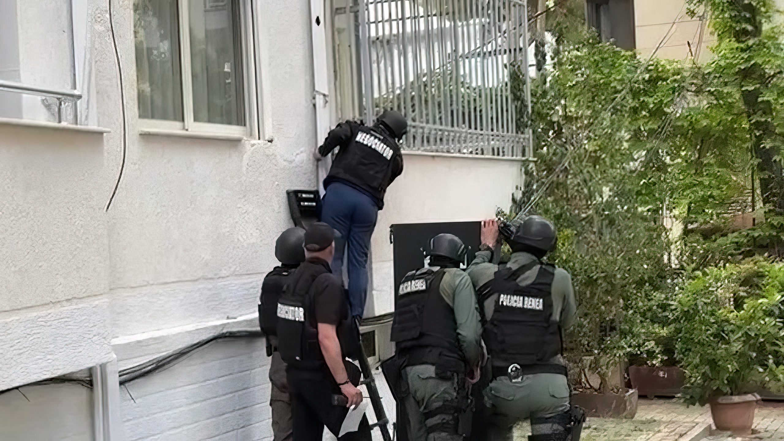 RENEA mësyn në Orosh, dy persona të armatosur refuzojnë të vetëdorëzohen