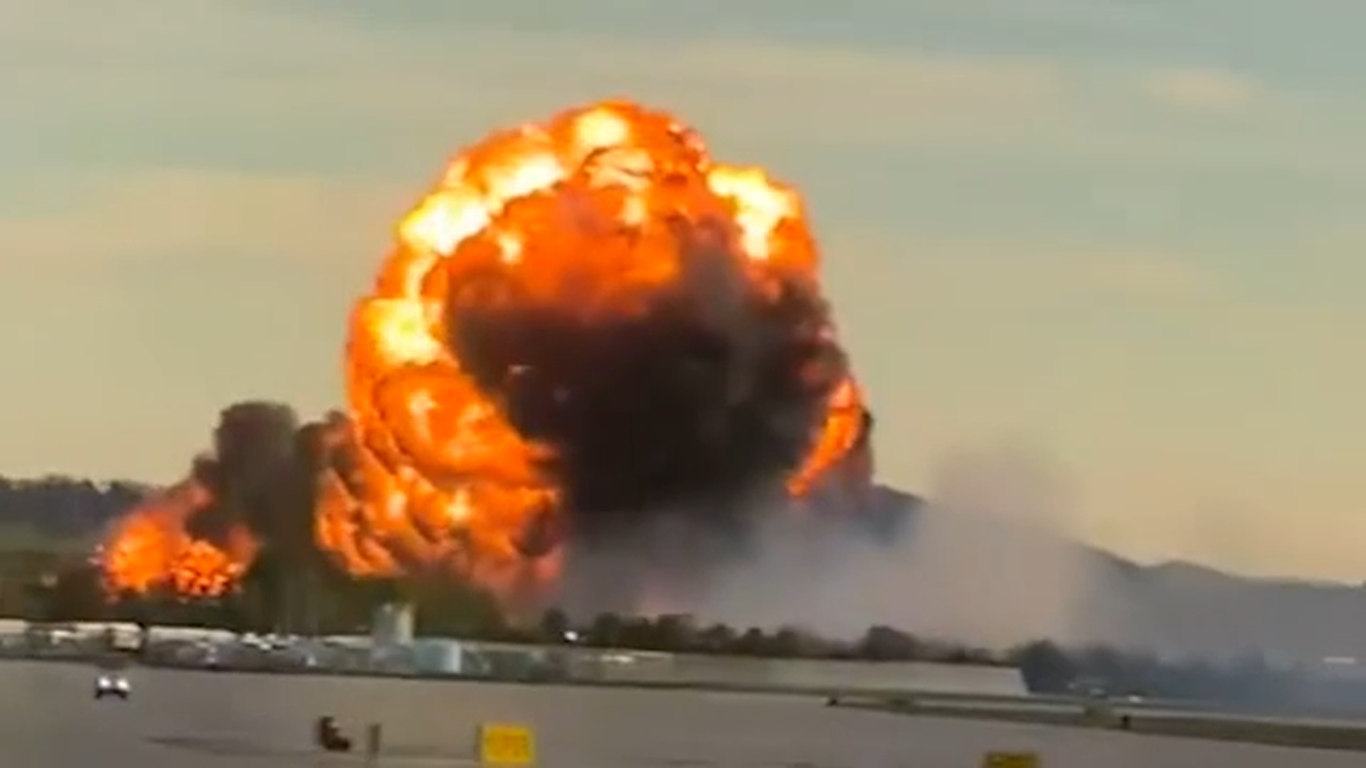 Avioni i mallrave rrëzohet dhe përfshihet nga flakët, shkon në 7 numri i viktimave