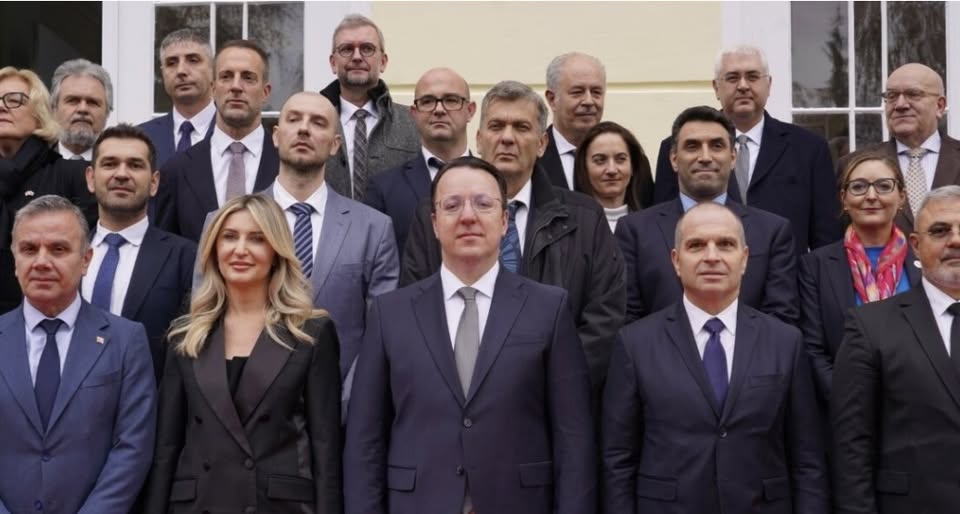 Realizohet ëndrra për lidhje hekurudhore Shkup-Sofje! Nikolloski dhe Karaxhov nënshkruan marrëveshjen për ndërtimin e tunelit