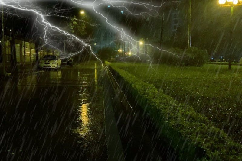 Nga e hëna moti i keq godet Shqipërinë: Shtrëngata shiu, dëborë dhe rrezik për përmbytje!