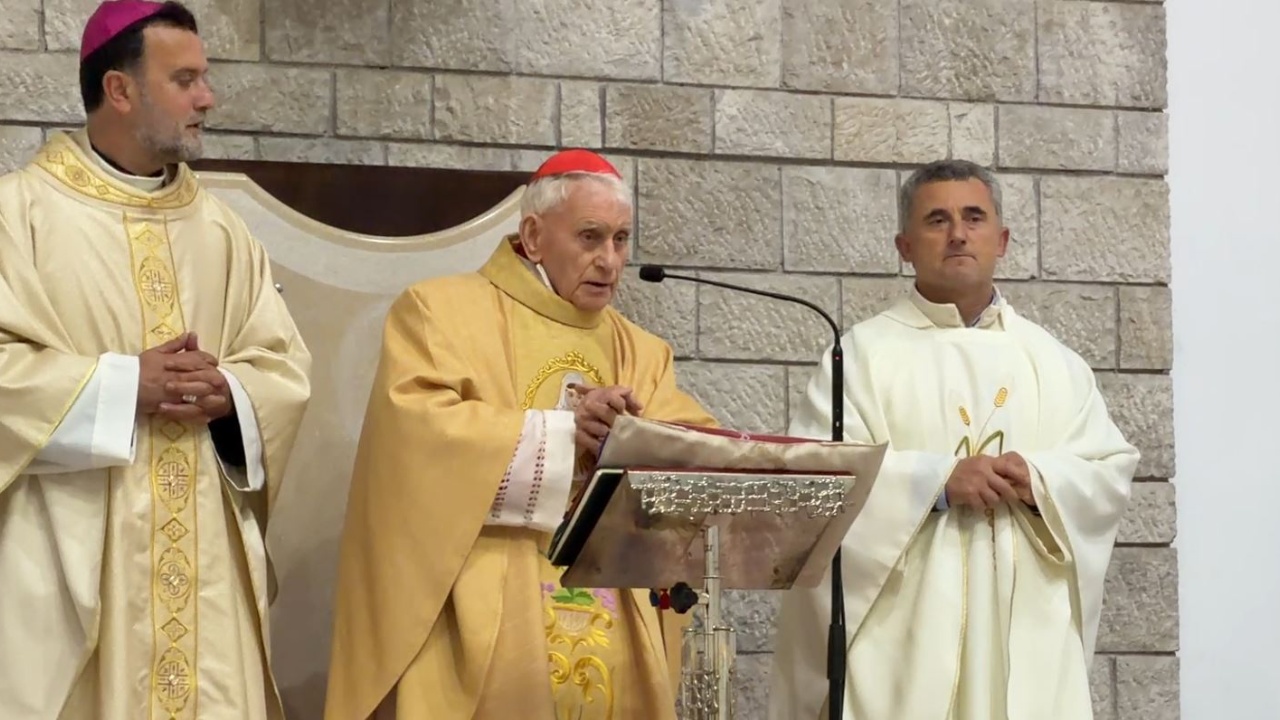 Kardinali shqiptar i Vatikanit mban meshë në Rrëshen  Lidhni kurorë  martesa dhe familja janë të shenjta 