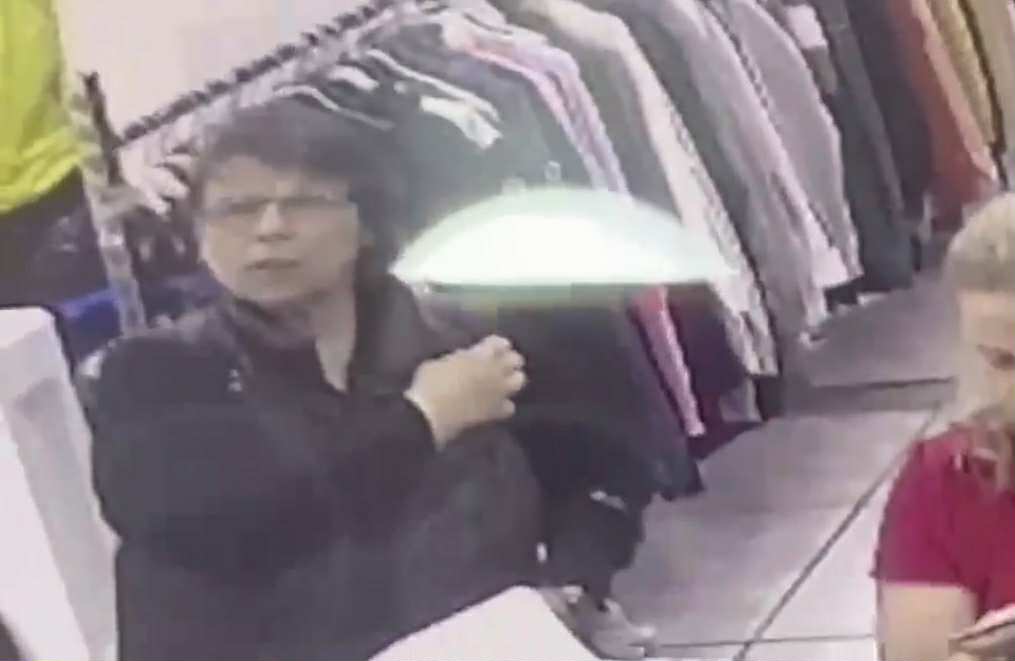 Shqiptarja vjedh çantën në dyqan, shitësja: Ta kthejë ose do denoncohet në polici