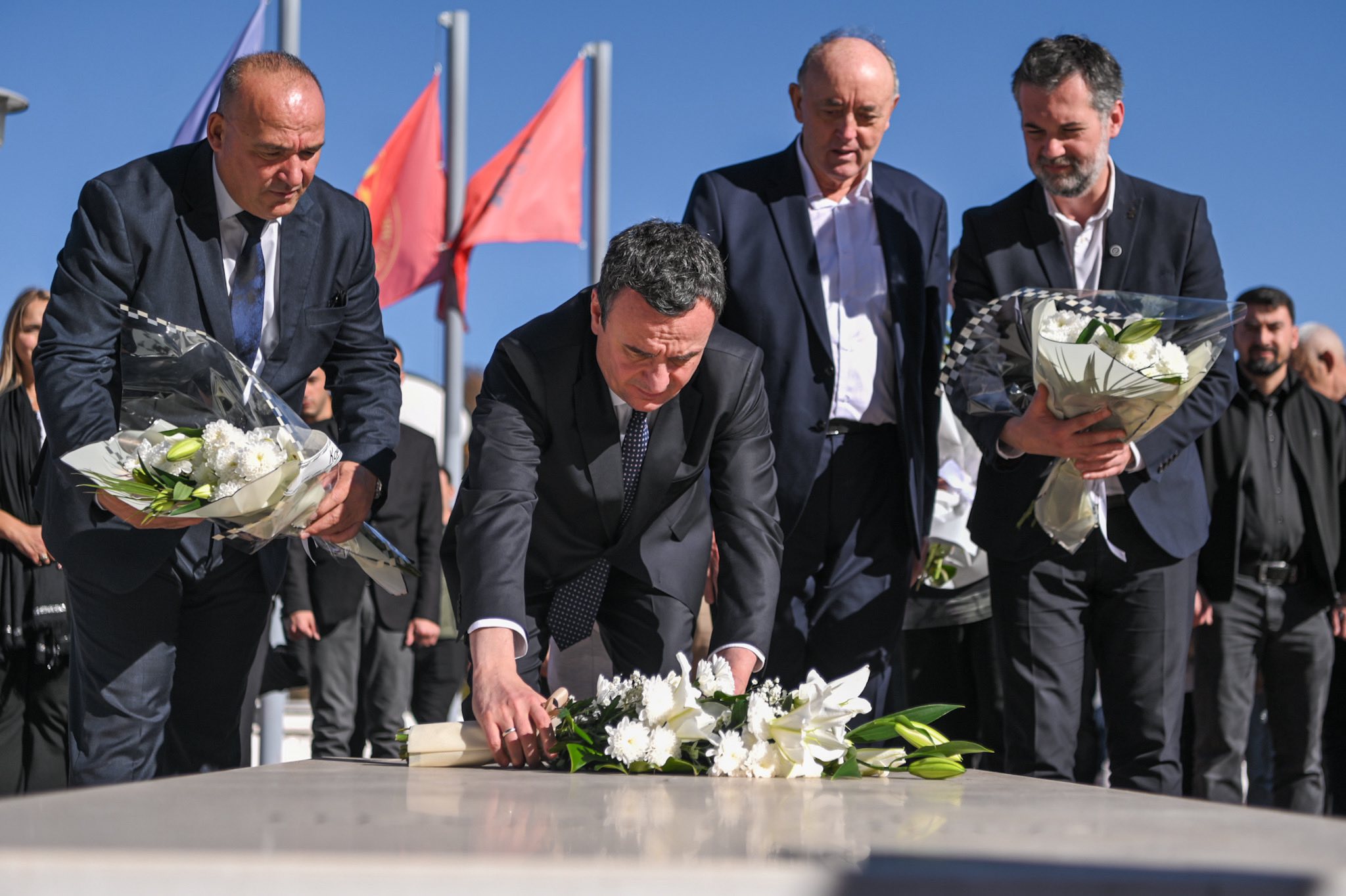 Kurti bëri homazhe pranë varrit të heroit të kombit Zahir Pajaziti: Frymëzim për ushtrinë e Kosovë