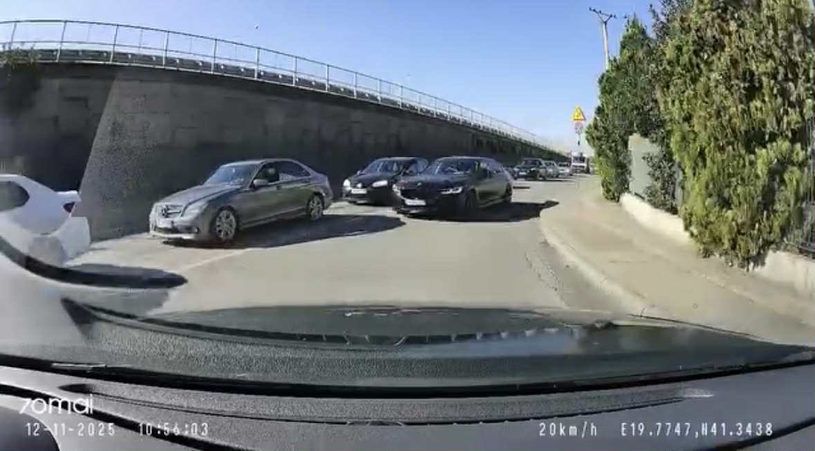 S’duron dot trafikun si të tjerët, shoferi futet kundravajtje dhe me celular në timon