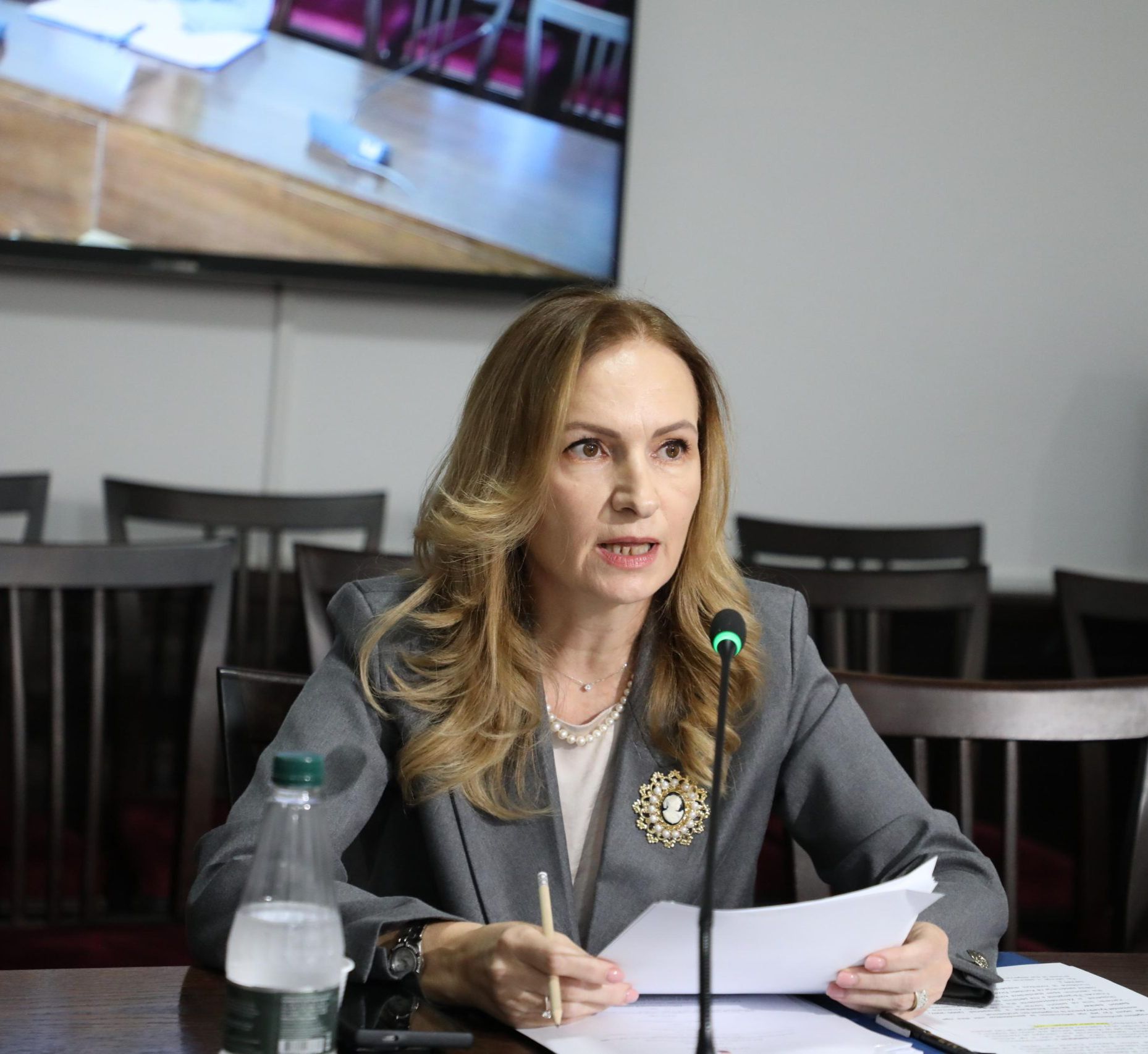 Qeveria ‘kap ligjin për fyti’: Emërimi i Adela Xhemalit në AMF shkel hapur nenin 5!