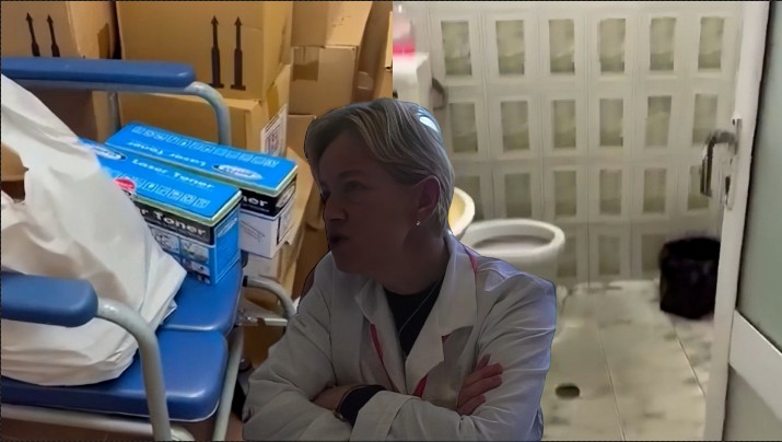  Mjeku i familjes në Pogradec i mban ilaçet në tualet  pa kushte higjene 