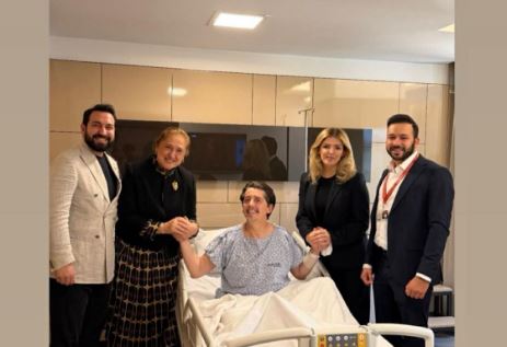 Osman Azemi vizitohet në spital nga Konsullja e Kosovës në Stamboll, Suzan Novobërdaliu