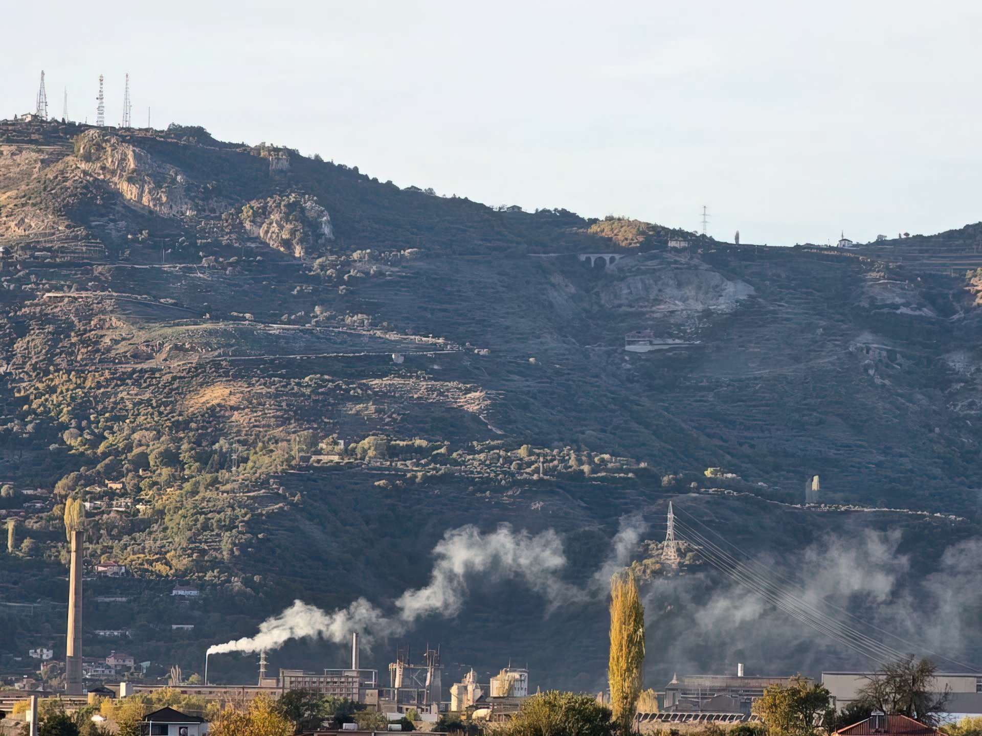 Shtëllungat e dendura të tymit nga metalurgjiku po helmojën banorët