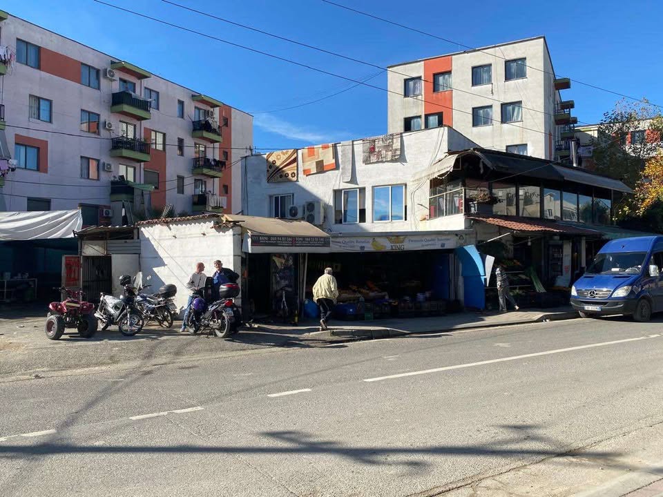 Qytetari në Shkozë denoncon: Zhurmë, tym e rrezik për fëmijët, askush s’na përgjigjet