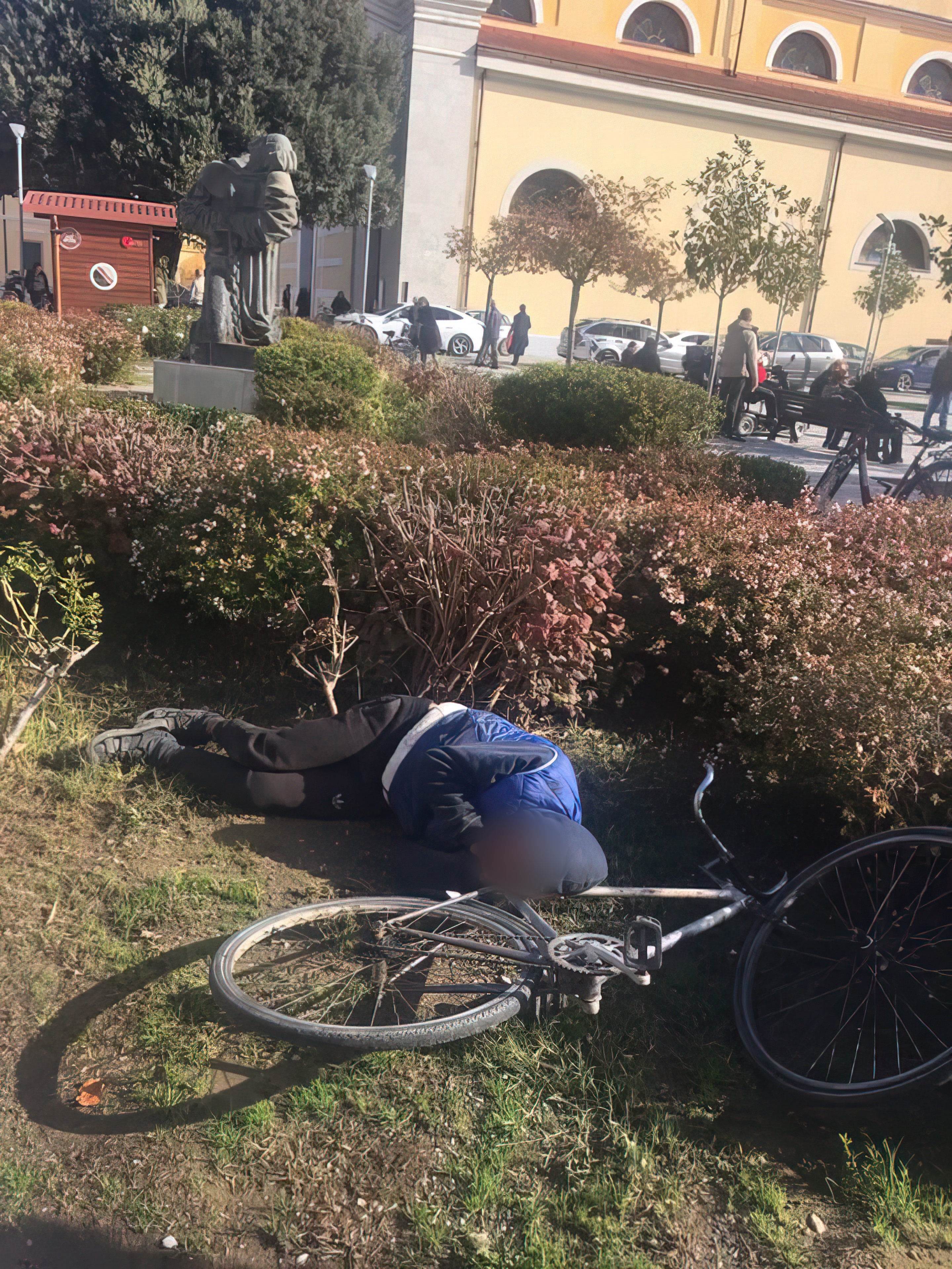 “Ky i ri në Shkodër fle mes rrugës, ka nevojë ndihmë”