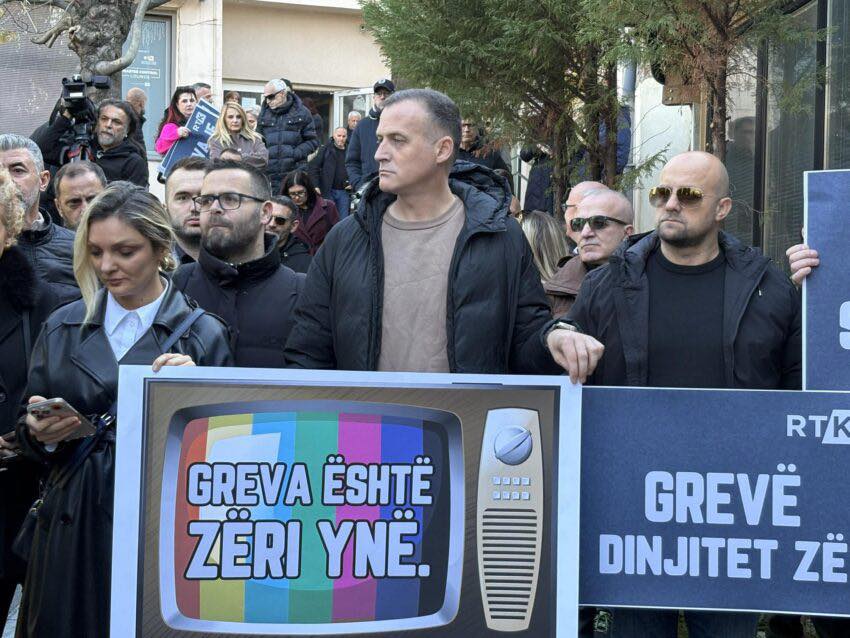 RTK në grevë për pagat, nis edicionin e lajmeve me protestë brenda studios