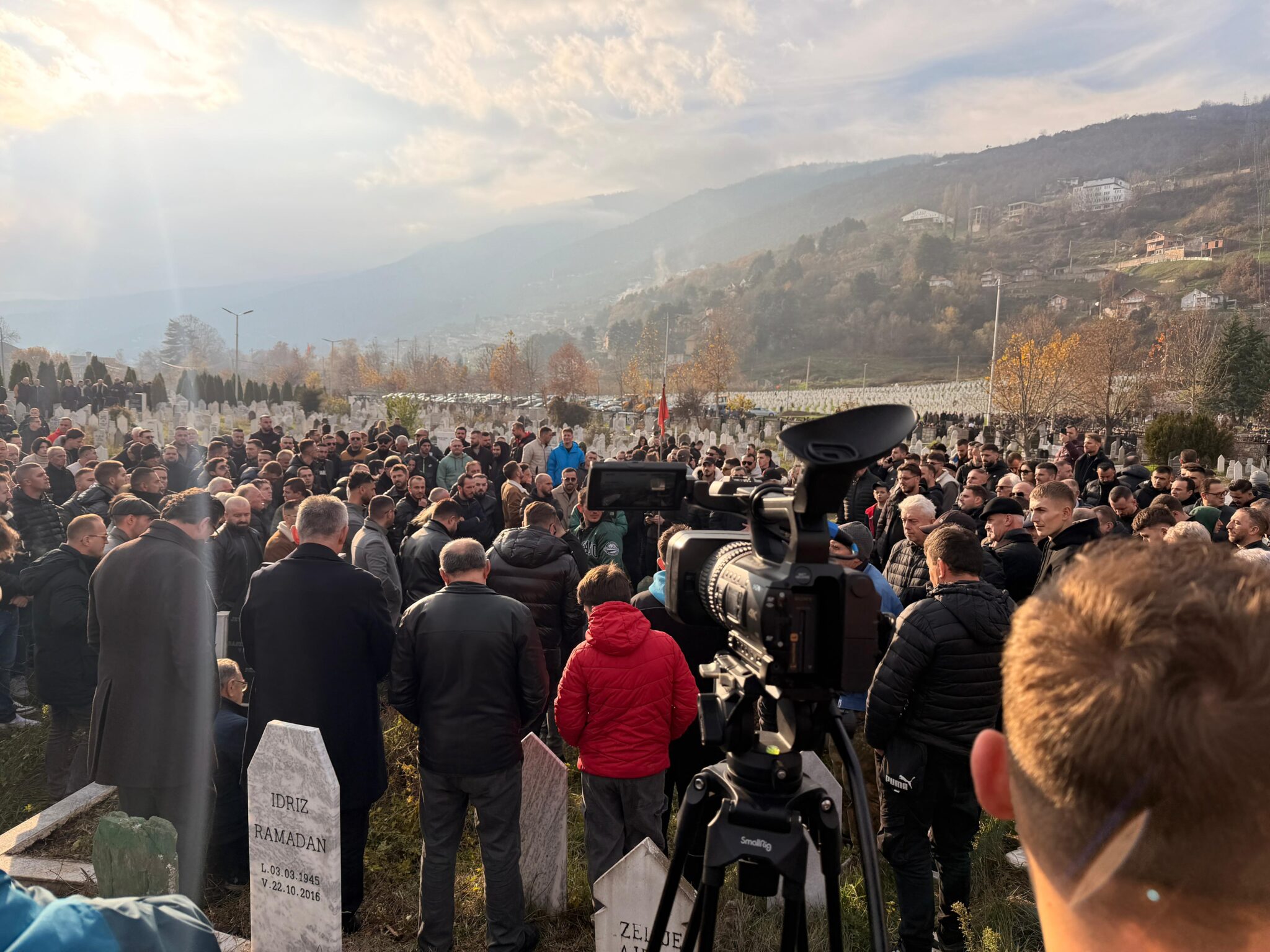 Me dhimbje e lutje, Shpat Kasapi prehet në banesën e fundit