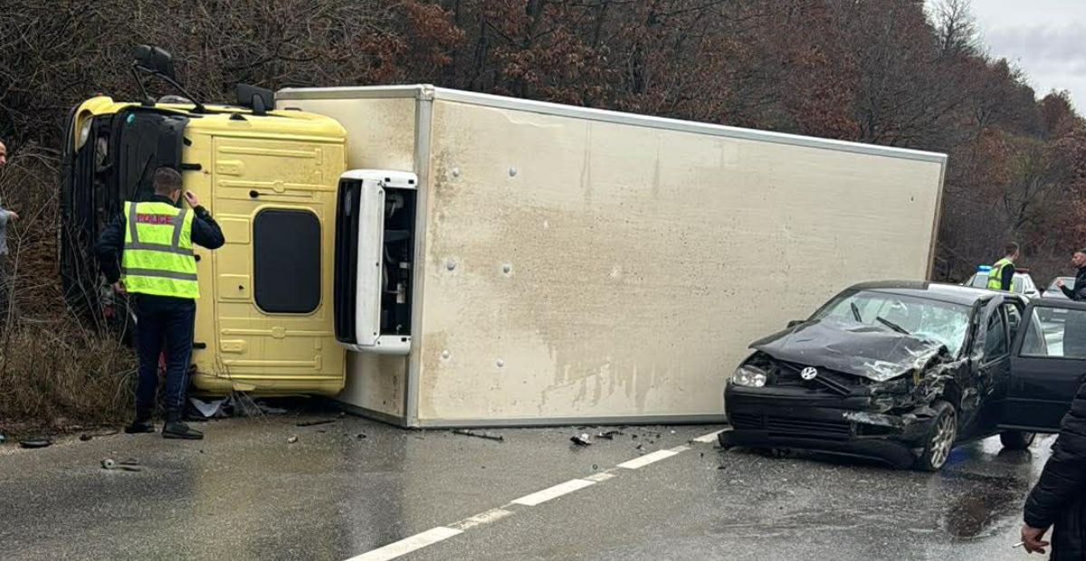 Dy të lënduar nga aksidenti mes një kamioni dhe dy veturave në Skenderaj