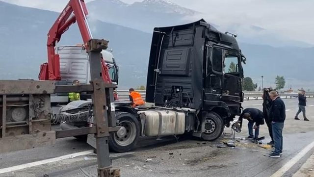 Aksident në aksin Cërrik-Shalës, kamioni përplas për vdekje të moshuarin