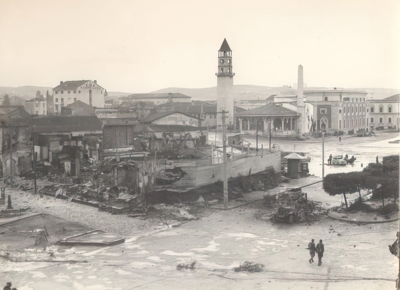 SI SOT/ 81-vjetori i çlirimit të Tiranës dhe pushtimi i saj sot nga betoni dhe ndotja