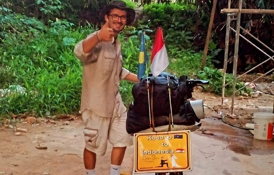 Nga Kosova në Indonezi: Shqiptari përshkoi 15 mijë km me biçikletë për dashurinë, por familja e saj s’e pranoi për dhëndër