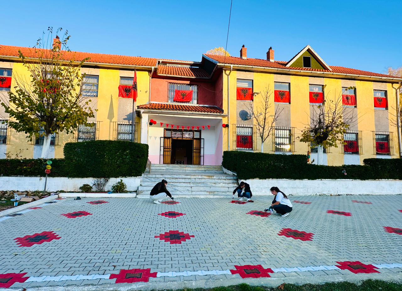 gjimnazistet-e-bushtrices-pikturojne-kuqezi-oborrin-e-shkolles