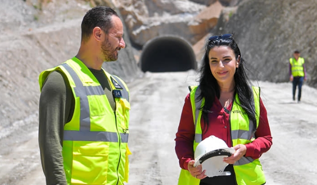 Zbardhen bisedat e vartësit të Ballukut me bashkëpunëtoren e tij  Teze më dërgo firmën ta falsifikoj pak