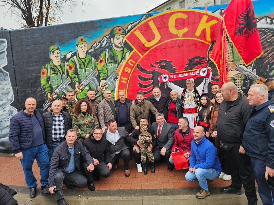 Artisti dibran i jep shpirt muralit kushtuar heronjve të UÇK së në Deçan