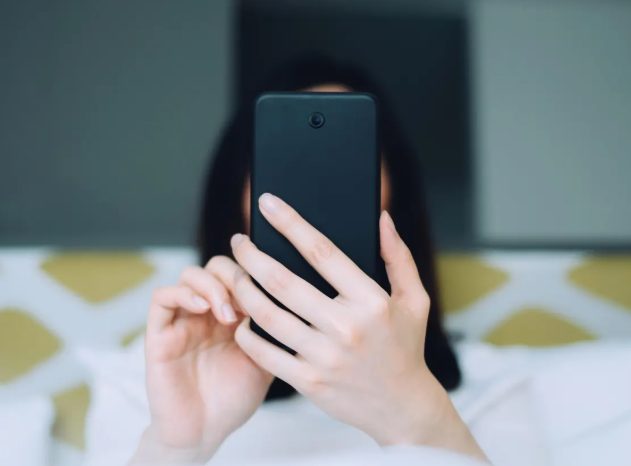 Parlamenti Evropian propozon kufizim të mediave sociale për fëmijët nën 16 vjeç