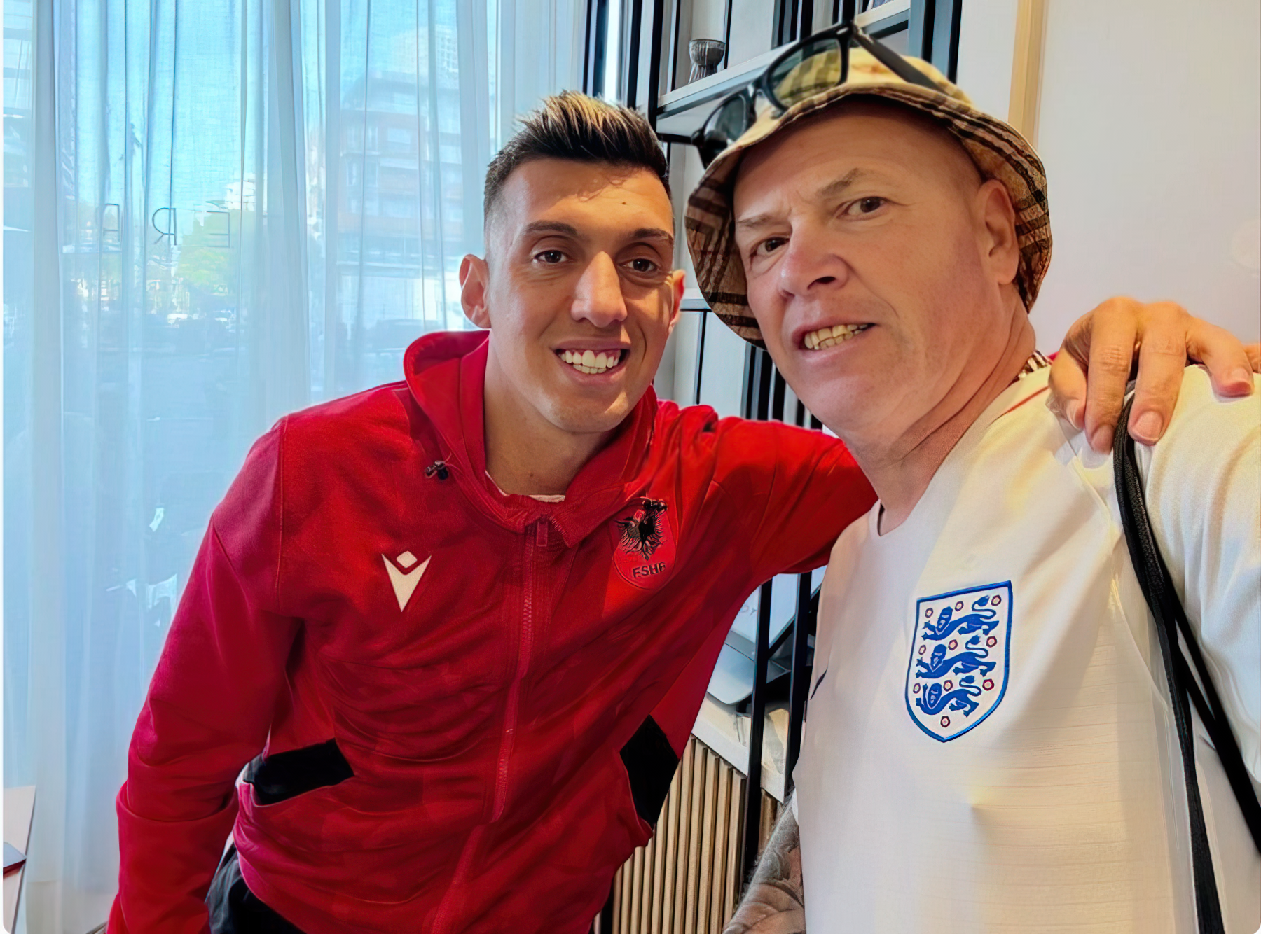 “Më vjen keq për të se do mposhtet nesër”, shprehet tifozi anglez pas takimit me  Uzunin