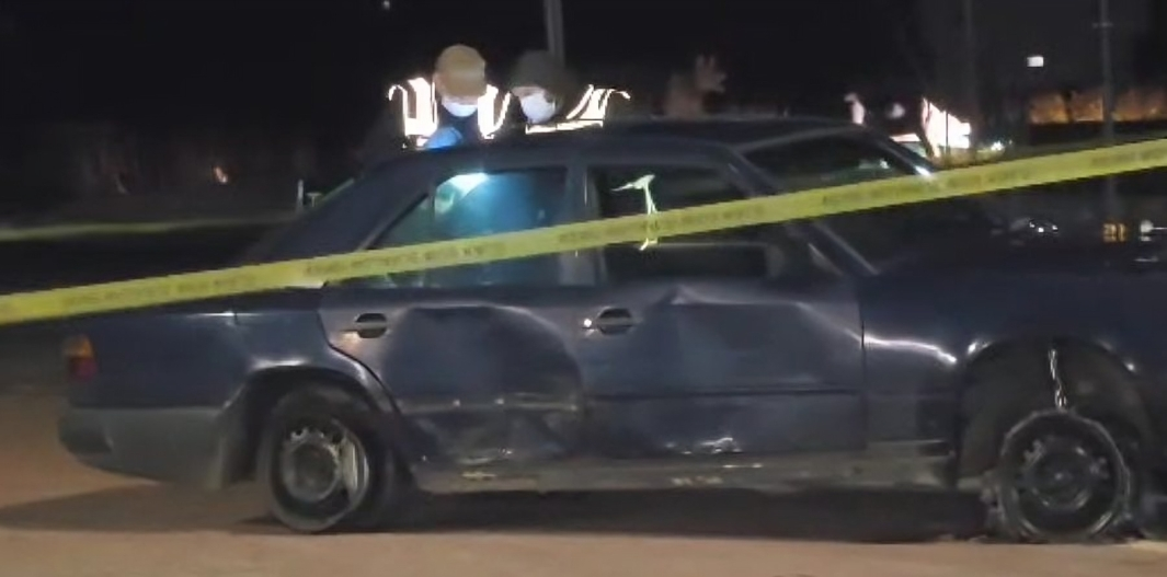 Të shtëna me armë në drejtim të një automjeti në Koplik  shoferi përplaset dhe braktis mjetin