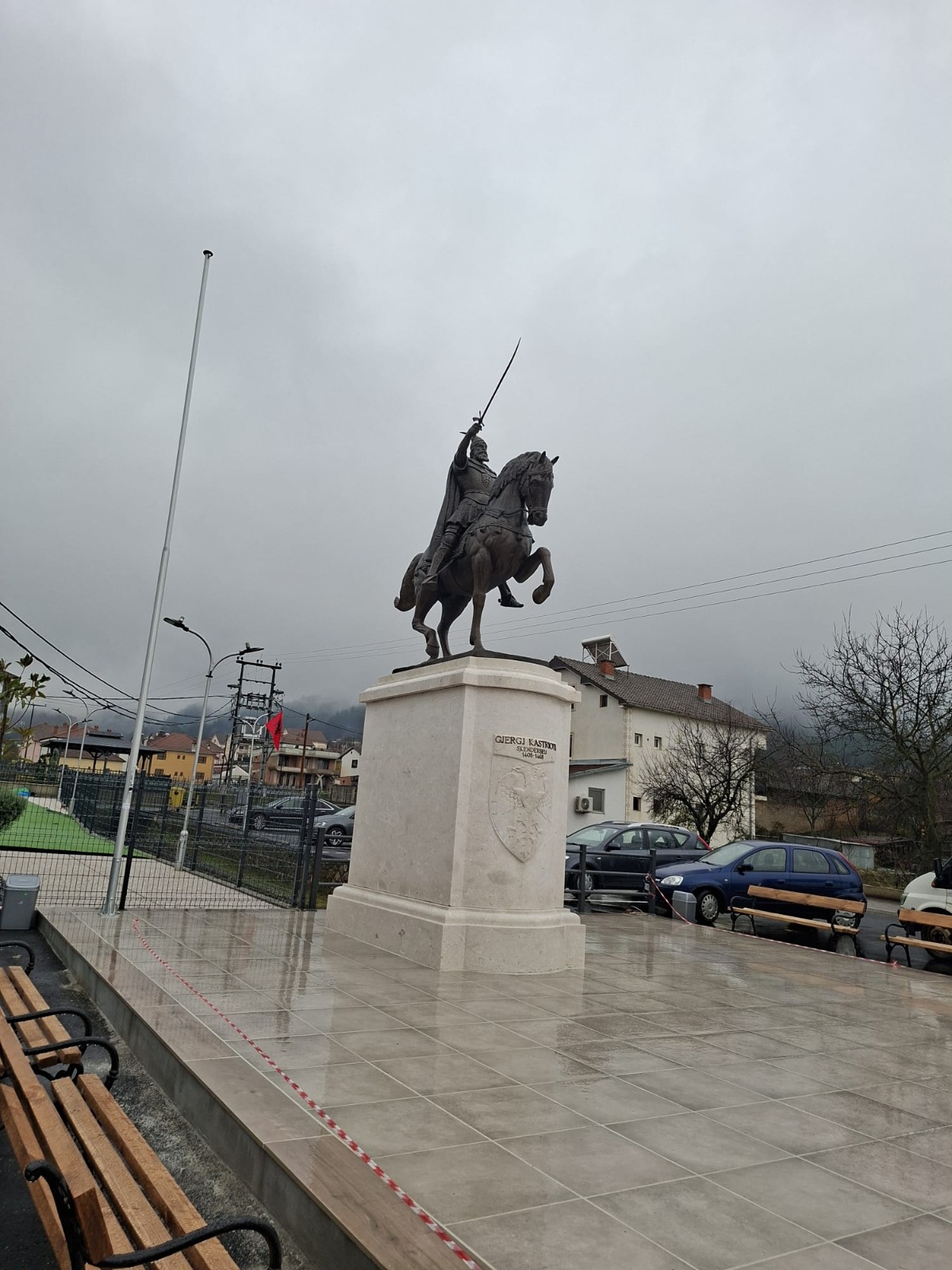 Shqiptarët e Iliridës vendosin në zemër të Garanës bustin e Gjergj Kastriotit 