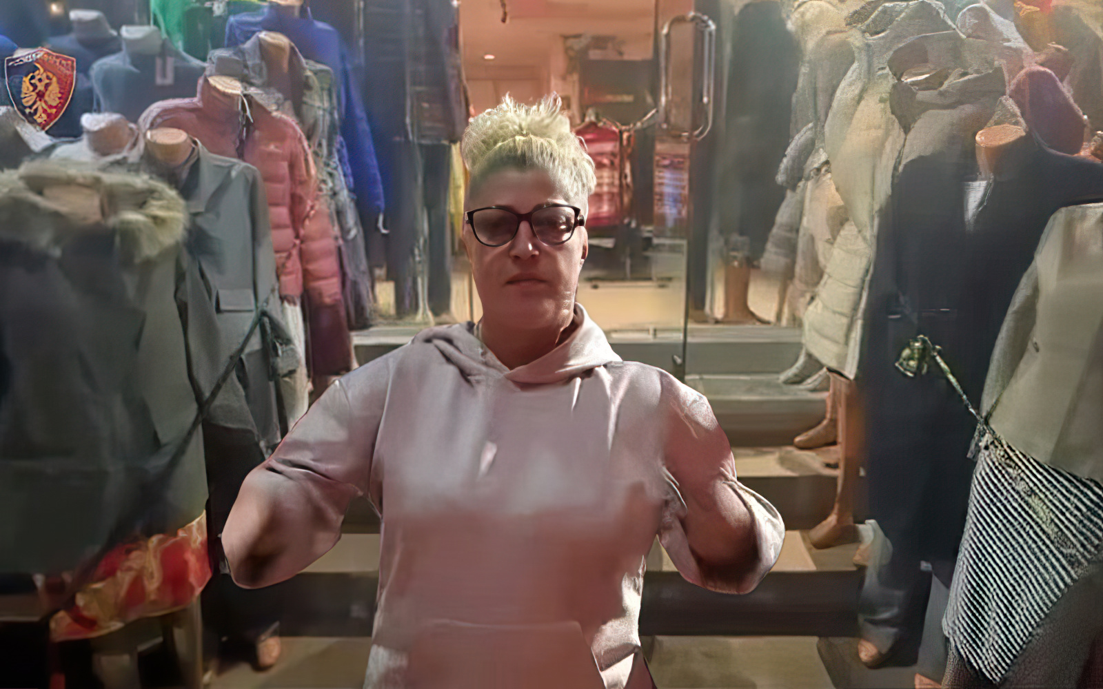 Arrestohet në Yzberisht 49-vjeçarja e famshme në TikTok, shiste rroba të vjedhura nga Greqia