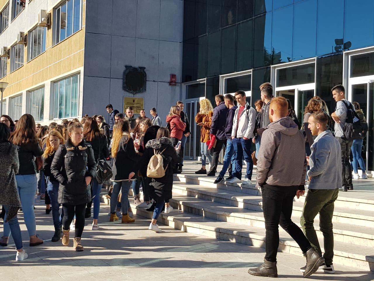 Studentët e Universitetit të Elbasanit denocojnë për trajtimin e keq nga ana e pedagogëve