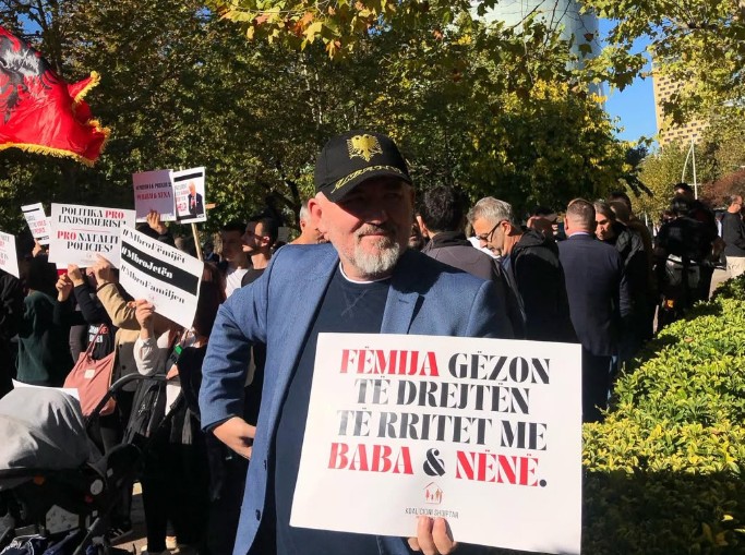  Mos ma prek familjen   Shqiptarët protestojnë më 15 nëntor  në orën 10 30  në Sheshin Skënderbej 