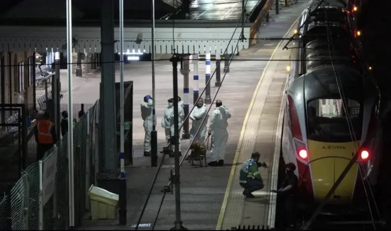 Sulm me thikë në trenin e Londrës, 9 persona në gjendje të rëndë