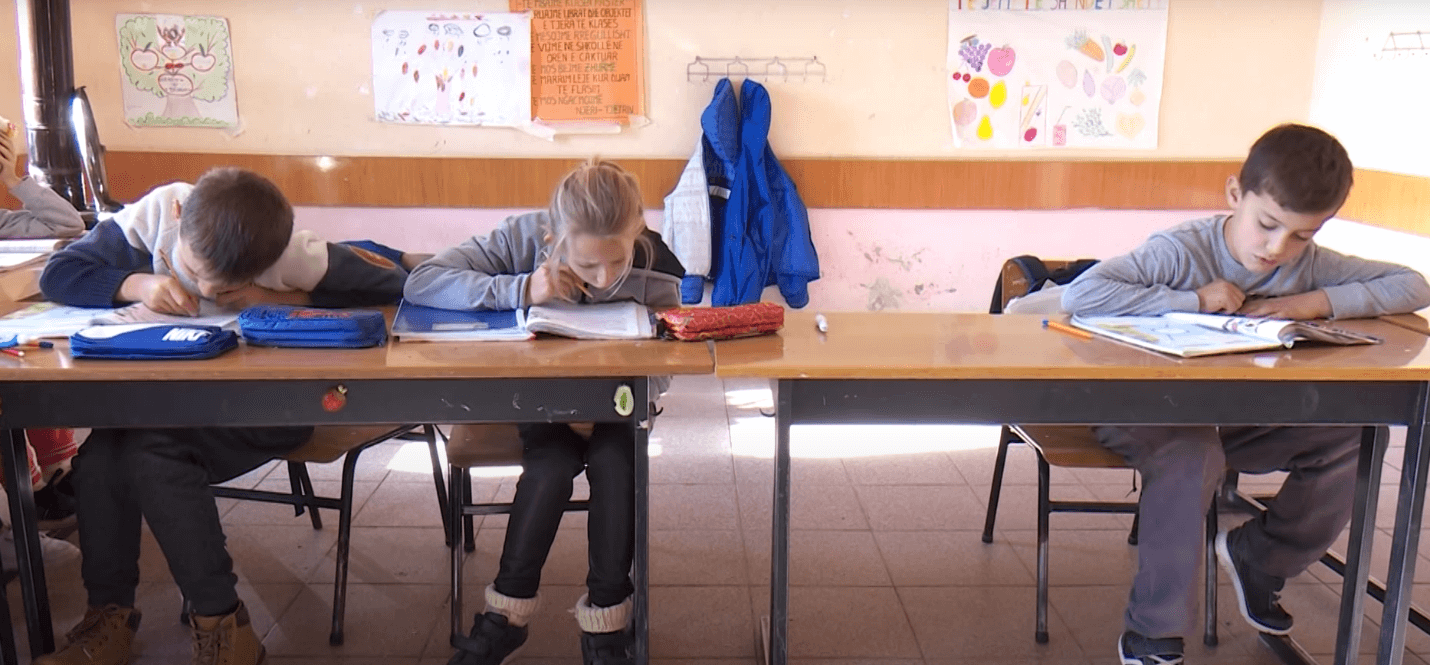 Arsimi shqiptar mes pabarazive: Më shumë nxënës për mësues në jug, më pak në kryeqytet