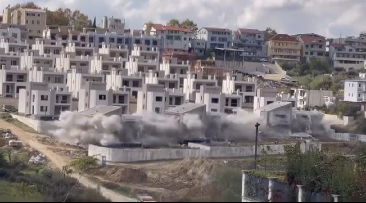 IMT-së i dështon tritoli? Vilat e Farkës nuk shemben, punëtorët kapin matrapikun