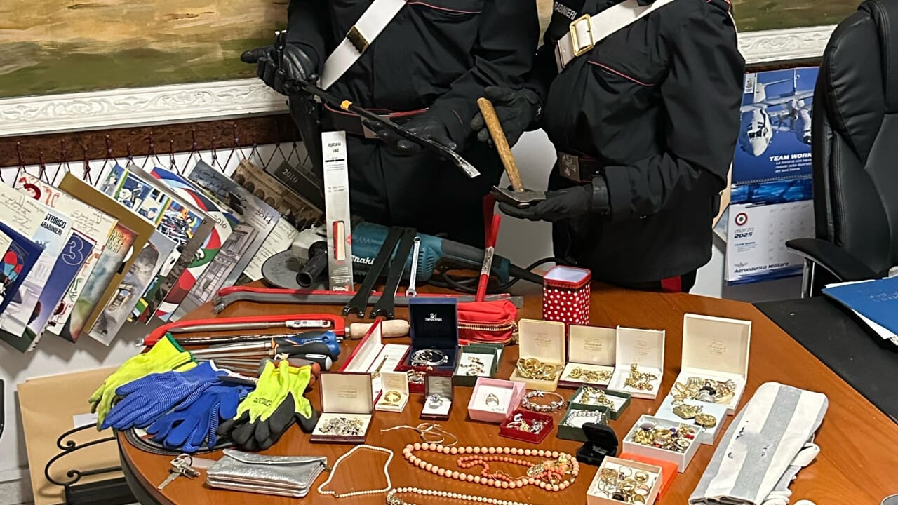 4 “skifterët” shqiptarë bastisin shtëpitë në Itali, vjedhin bizhuteri e para