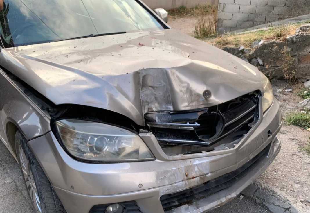 Makina përplas për vdekje 2 vjeçaren në Rrogozhinë