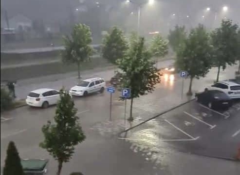 Stuhi  rrufe  erë e fortë dhe dëborë  meteorologët  Shmangni lëvizjet e panevojshme