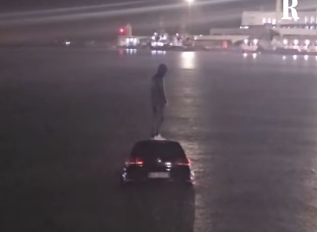 Po hipte në tragetin e Barit, i riu shqiptar bie me makinë në det