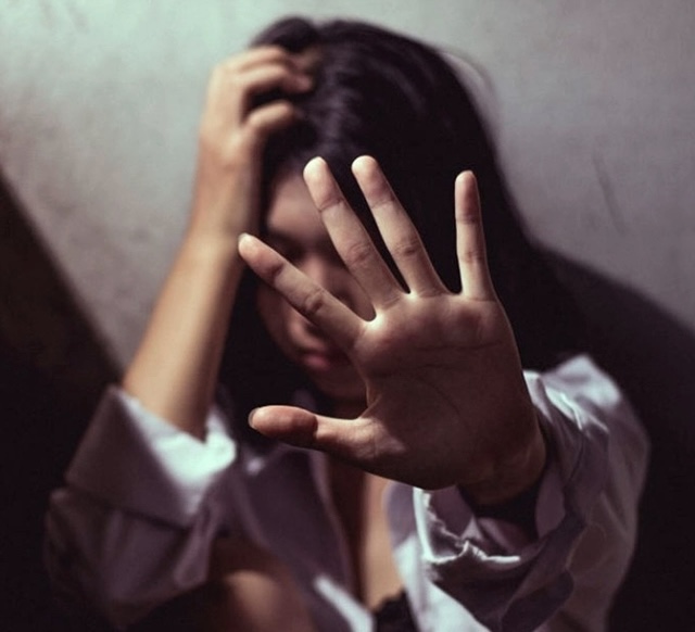 14 vjeçarja shqiptare shtatzënë rrihet brutalisht nga e ëma  humb foshnjen