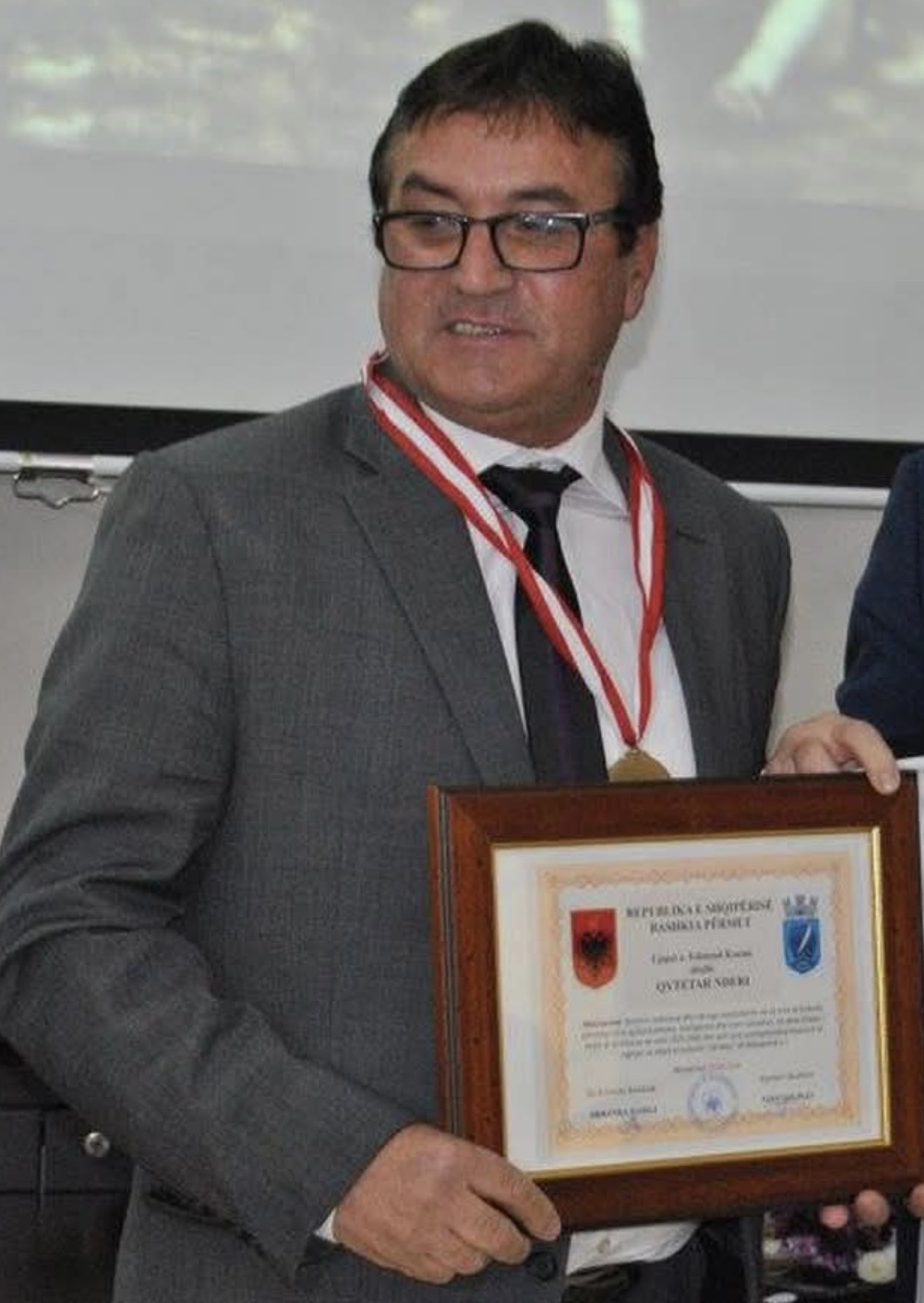 “Mond Konini, sekseri i Maks Haxhisë në zarfat 3000€ të avokatisë ka emëruar dhe të bijën gjykatëse!”