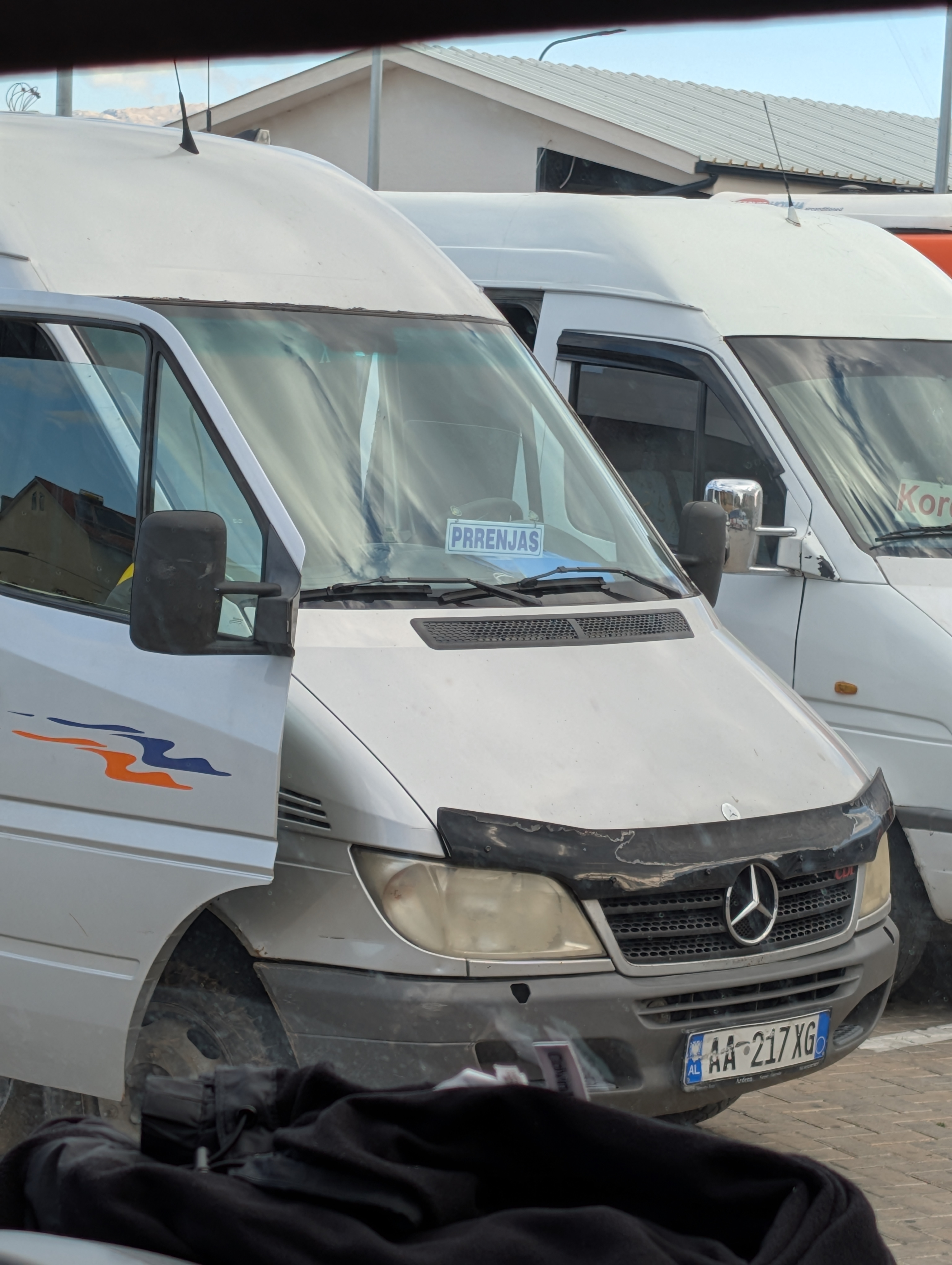 Terminali i autobusëve në Pogradec nuk zbaton oraret, fshatarët sillen vërdallë