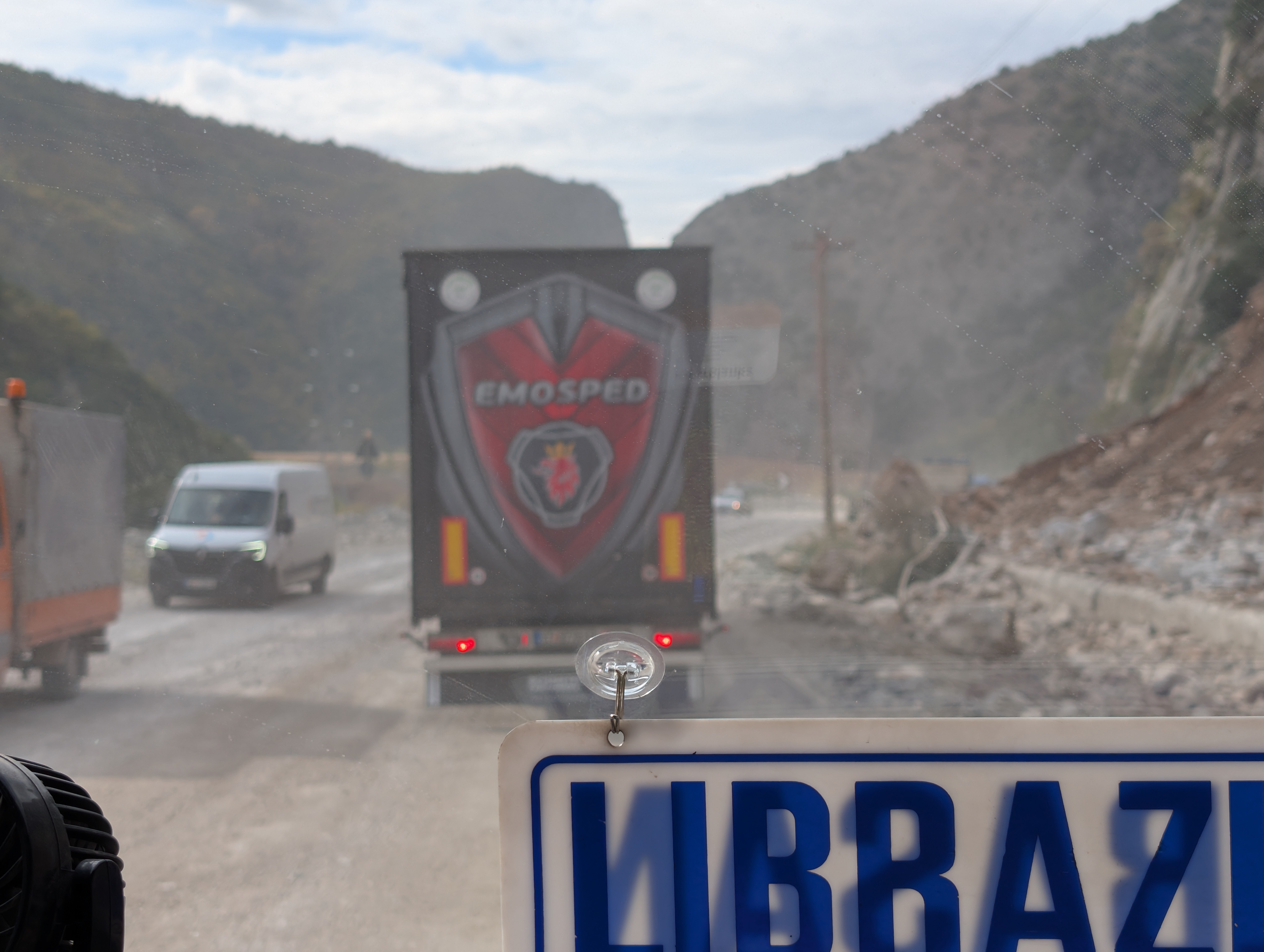 Shoferët e linjës Librazhd – Elbasan kërkojnë mbushjen e gropave në rrugë