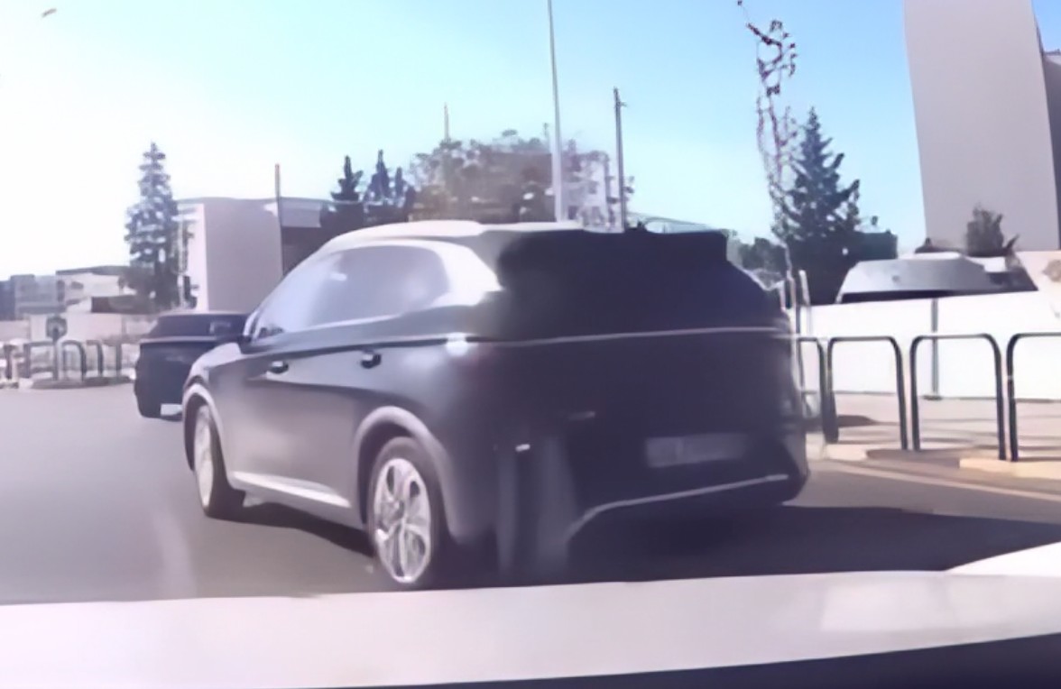 Patenta me mik apo lekë? Shoferja për pak sa nuk përplas çiftin