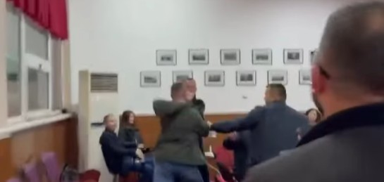 Plas sherri në mbledhjen e këshillit bashkiak në Pogradec